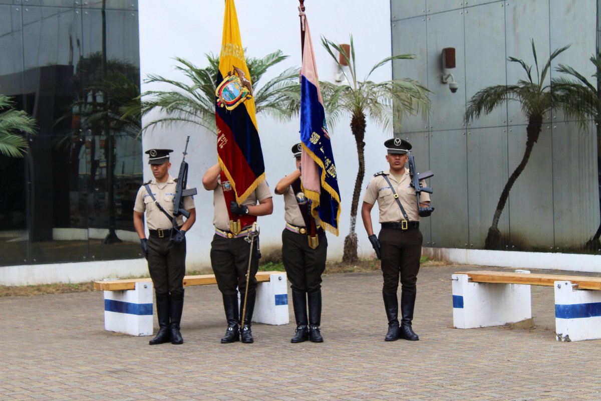 EducacionZ5_Ec's tweet photo. [BABAHOYO] @monka78, coord. de @EducacionZ5_Ec, junto a @Connie_maily, gobernadora de @Gober_LosRios; miembros de @PoliciaEcuador y estudiantes del cantón, participaron en un minuto cívico durante la jornada.
#EncontrémonosPorLaEducación https://t.co/x24rljkoHG