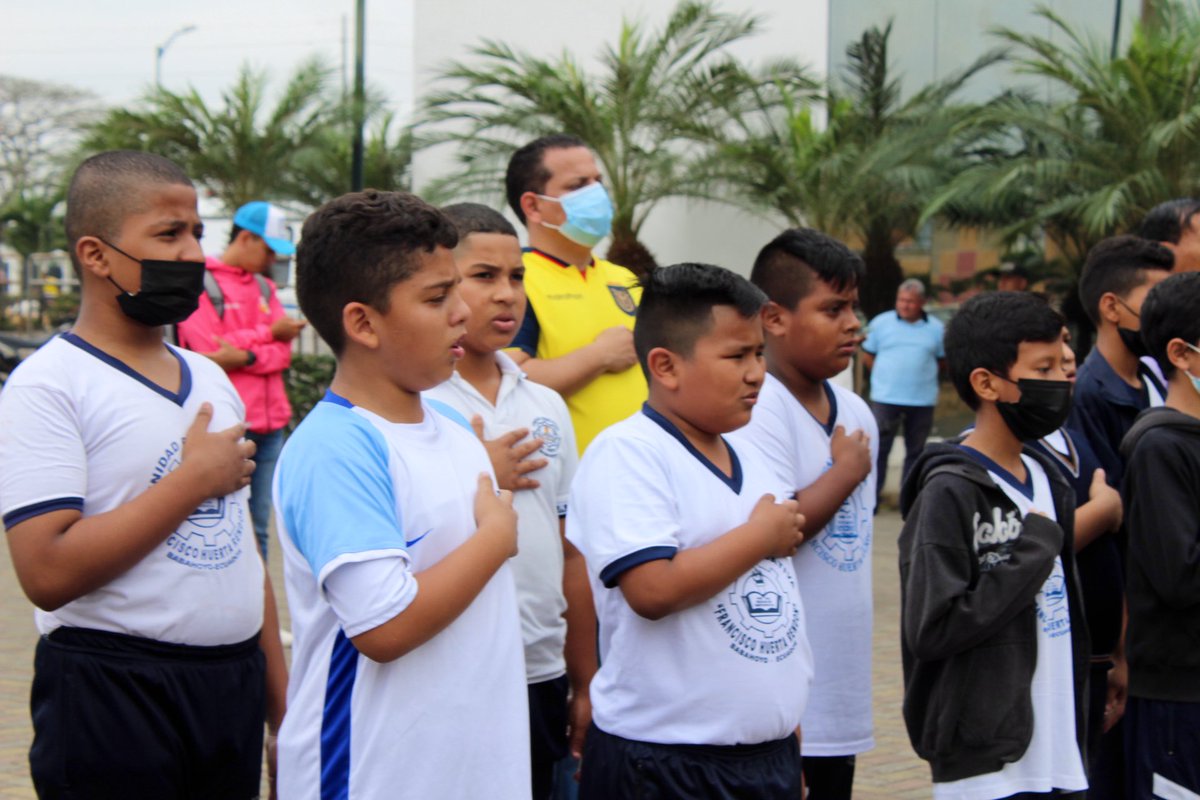 EducacionZ5_Ec's tweet photo. [BABAHOYO] @monka78, coord. de @EducacionZ5_Ec, junto a @Connie_maily, gobernadora de @Gober_LosRios; miembros de @PoliciaEcuador y estudiantes del cantón, participaron en un minuto cívico durante la jornada.
#EncontrémonosPorLaEducación https://t.co/x24rljkoHG