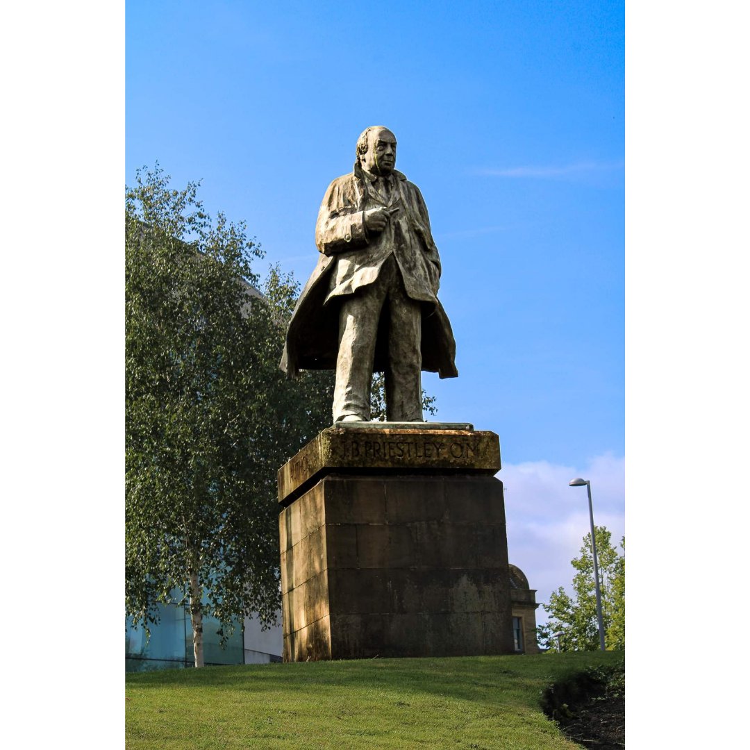 A statue of the author J. B. Priestly in Bradford
#bradford  #statue #bradfordstatue #photo #statuephotography #statuephoto  #photography #photographers #photographylovers #photoshoot #author #authorstatue #yorkshirephotographer #yorkshire #visitbradford #yorkshirephotography