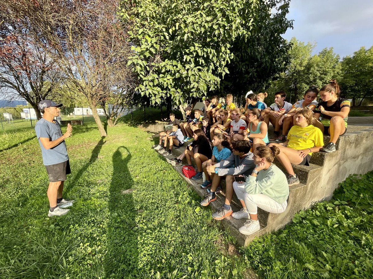 orientacio_cat's tweet photo. 🧭Comença una nova temporada pel Grup de Tecnificació d’Orientació que promou la Federació @orientacio_cat ‼️
✅Una vintena de joves entre 14 i 20 anys seguiran els entrenaments que enguany es traslladen a dilluns i dimecres
@UFECcat @esportcat https://t.co/GmHjfXuDG6