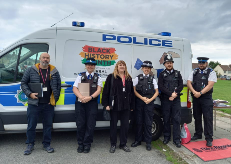 Good to see Councillor Angie Davies out today on the Yew Tree estate with Merseyside Police and Magenta. They were talking to residents and tackling anti social behaviour.