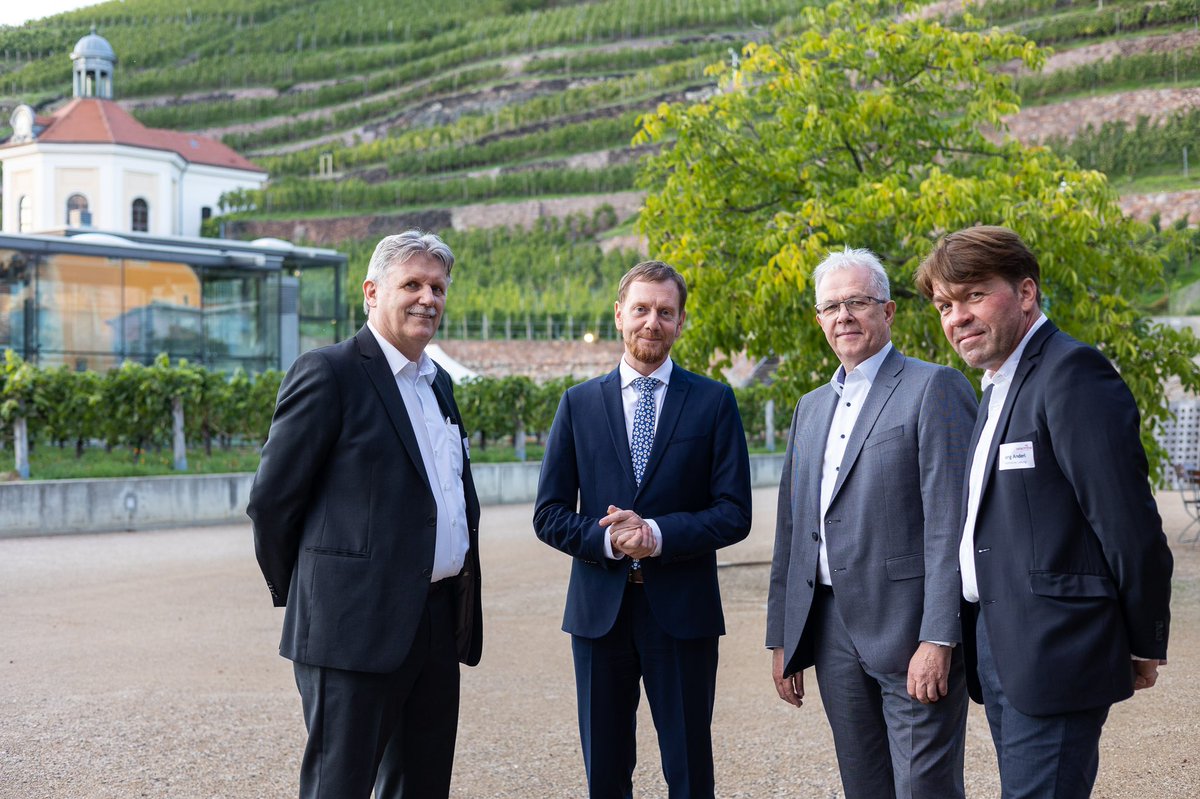 MPKretschmer's tweet photo. 30 Jahre #Selectrona: 1992 investierte Walter Söhner aus BaWü in die Region #Glashütte: Er wusste, dass es hier viele gute Mechaniker gibt, die präzise arbeiten. Heute fahren weltweit Autos mit Kunststoffprodukten des Unternehmens. Eine deutsch-deutsche Erfolgsgeschichte! (SK) https://t.co/IAW4oMFyLq