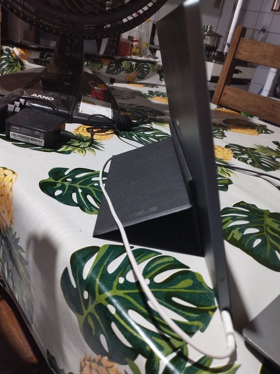 magominimalista's tweet photo. Setup prático é quando vc não abre mão de 2 monitores, mas dá pra levar tudo na mochila. Não troco por nada nesse mundo. #nacozinha #noquarto #bolhadev #ASUS https://t.co/YO5f6hKaBR