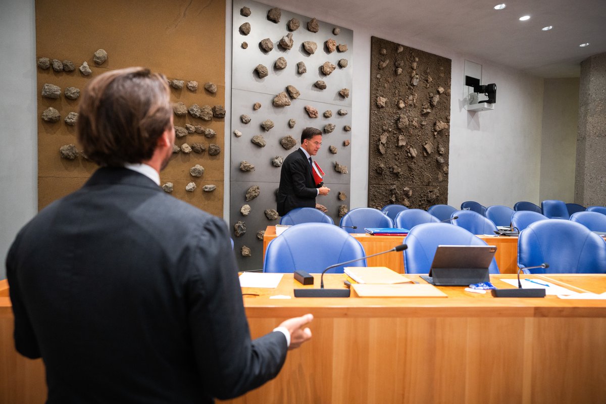 Het kabinet in vak k loopt de plenaire zaal uit na een uitspraak van Baudet over Kaag. #APB2022