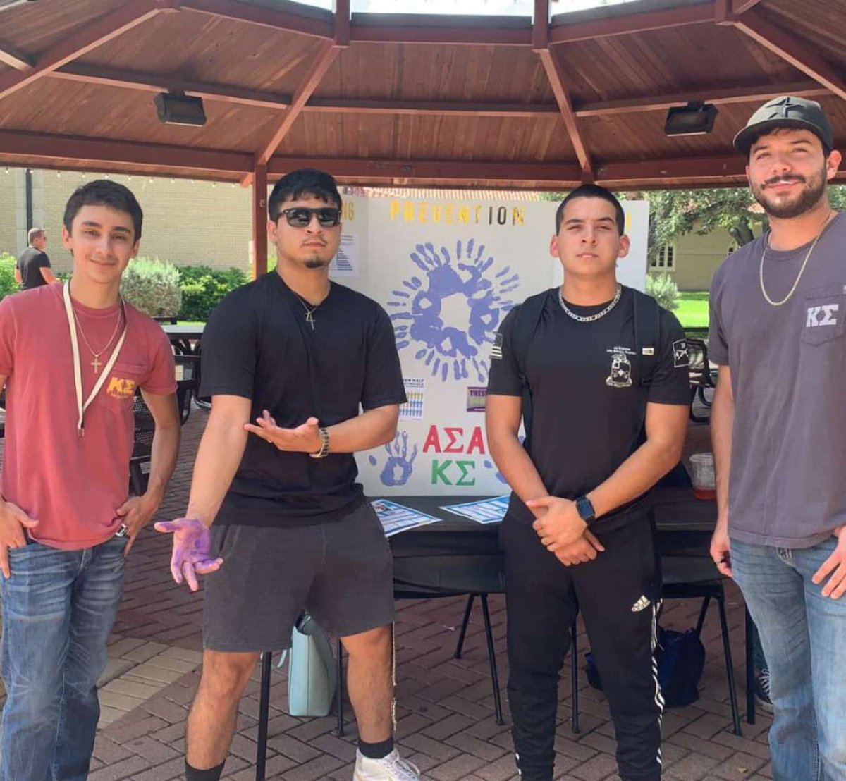 KΣ brothers were out at the pavilion today for National Hazing prevention week informing students on resources and what to do in those situations. Kappa Sigma has a strict no hazing policy and is against these practices
 #thesehandsdonthaze <a href="/kappasigmahq/">Kappa Sigma</a> <a href="/tamukgreeklife/">TAMUK Fraternity & Sorority Life</a>