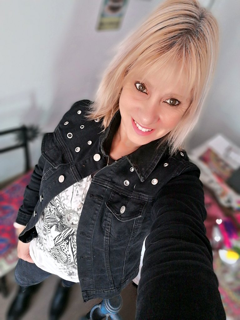 SotoRubila's tweet photo. #MiercolesdeConsejoDeProfes
#ProfeSol 
Esa Soy Yo
sin trampa ni cartón
En vivo y en directo
Inmensa y pequeña
Vulnerable y poderosa
Todo al mismo tiempo
Un puñado de contradicciones
Tú decides quién serás hoy? 
La versión original
O la fotocopia escaneada de otra
Cansada
S🌻LEDAD https://t.co/1tvhGb78oB