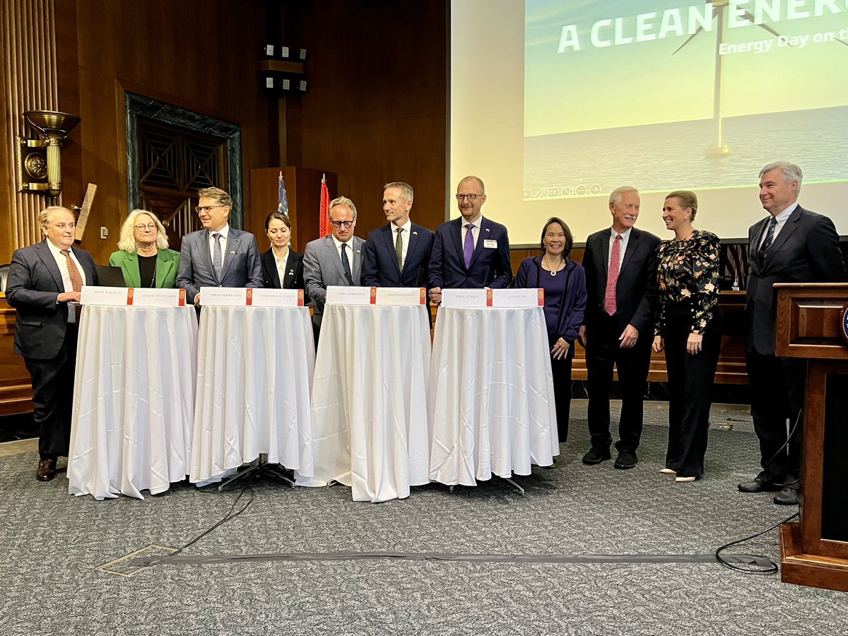 1/ The 🇺🇸 is taking leadership on offshore wind and green hydrogen. 🇩🇰 and 🇺🇸 are on a similar journey to reach ambitious climate targets together i.e. by increasing #offshorewind capacity and investing in green hydrogen.