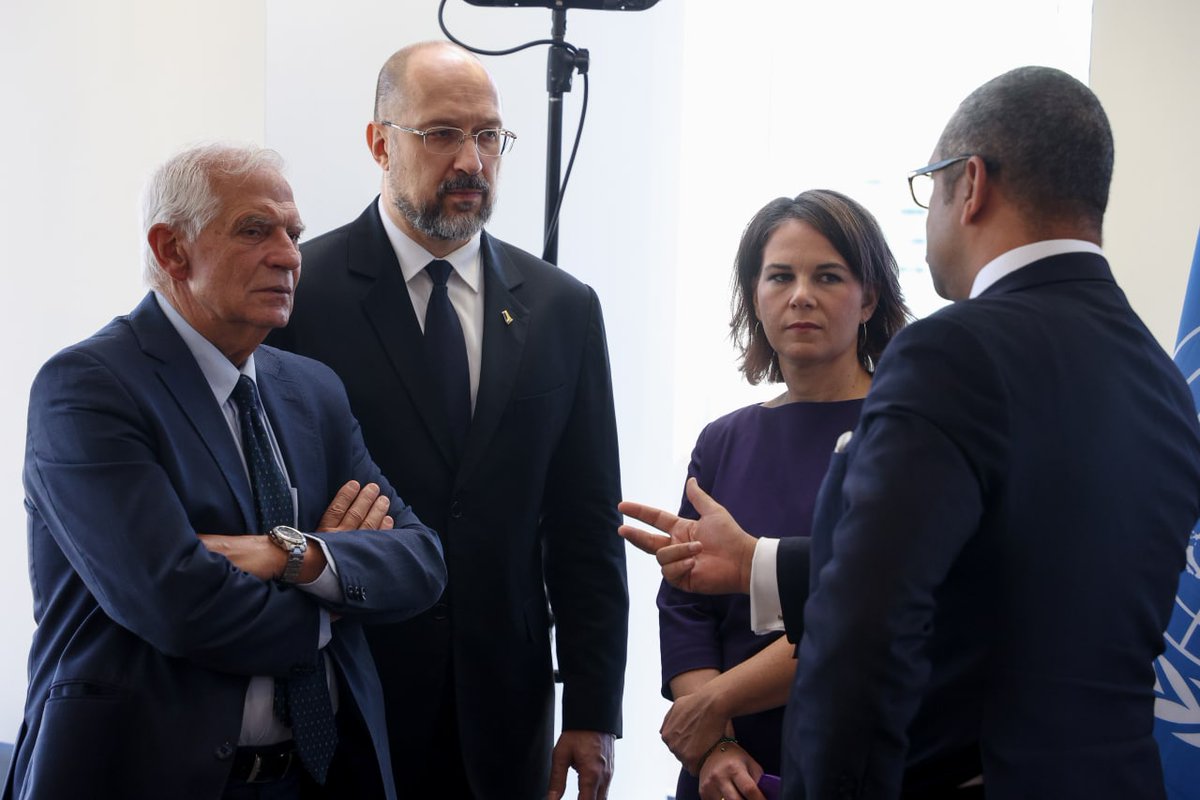 Kabmin_UA_e's tweet photo. Prime Minister of Ukraine @Denys_Shmyhal and President of France @EmmanuelMacron opened an event on the safety of civilian nuclear facilities amid armed conflict
https://t.co/m7U8vS4r8O
#NuclearSafety #ZNPP #Emergency #NuclearTerror #StandWithUkraine #StopWar https://t.co/R59Ni3Xd4P