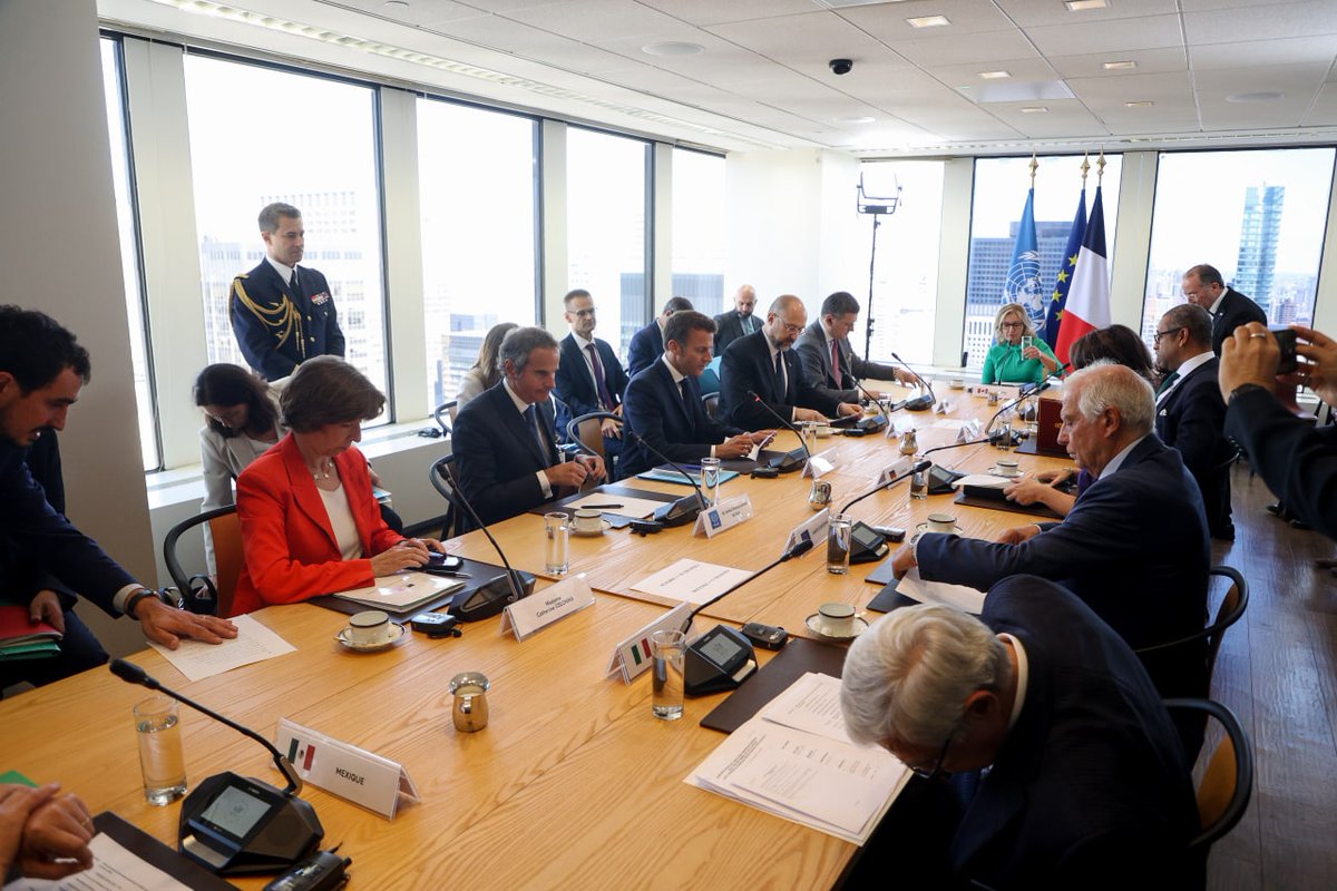 Kabmin_UA_e's tweet photo. Prime Minister of Ukraine @Denys_Shmyhal and President of France @EmmanuelMacron opened an event on the safety of civilian nuclear facilities amid armed conflict
https://t.co/m7U8vS4r8O
#NuclearSafety #ZNPP #Emergency #NuclearTerror #StandWithUkraine #StopWar https://t.co/R59Ni3Xd4P