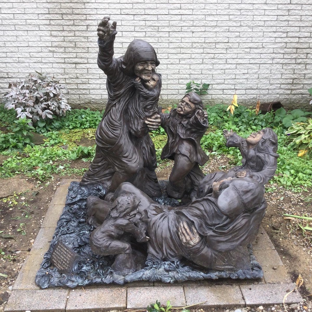 StMaryJoy's tweet photo. We are thankful for the donation of a beautiful statue of St. (Mother) Teresa of Calcutta. We pray we can also have hearts open to the serving the poor.

#StMayCOOJ #StTeresaofCalcutta #MotherTeresaofCalcutta #servingthepoor #feedthepoor #nankinfamilyofparishes https://t.co/57hiGzhpxc