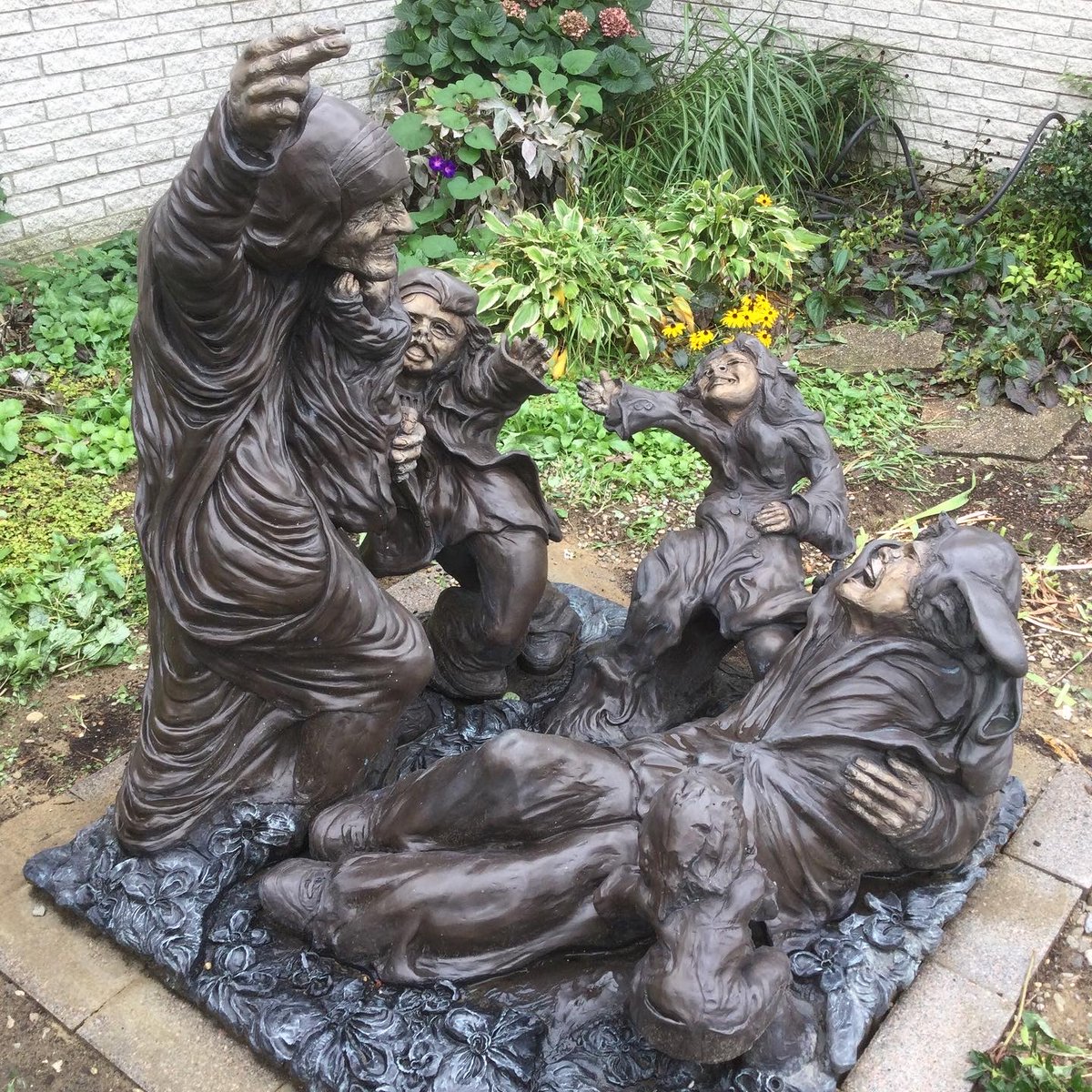 StMaryJoy's tweet photo. We are thankful for the donation of a beautiful statue of St. (Mother) Teresa of Calcutta. We pray we can also have hearts open to the serving the poor.

#StMayCOOJ #StTeresaofCalcutta #MotherTeresaofCalcutta #servingthepoor #feedthepoor #nankinfamilyofparishes https://t.co/57hiGzhpxc
