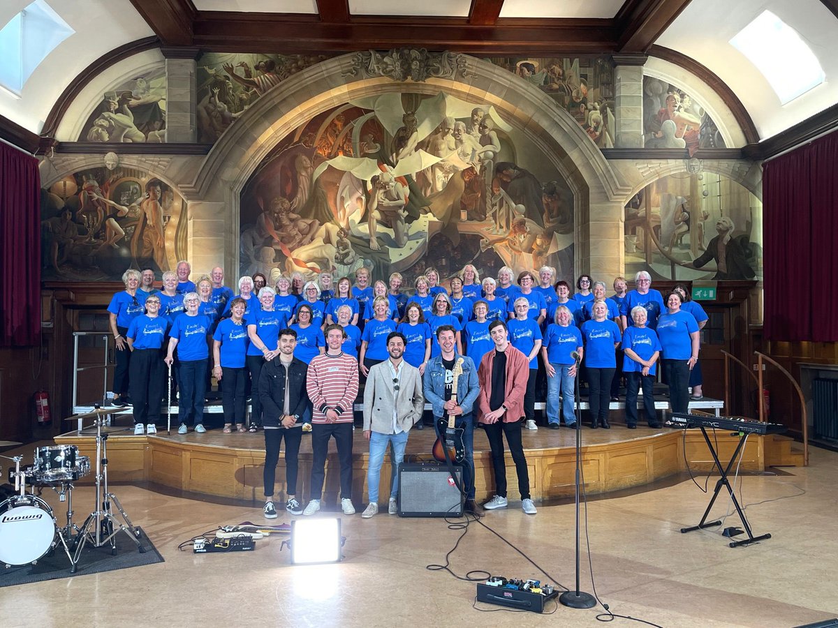 EncorBangor's tweet photo. Diwrnod i’w drysori i’r côr #CanuGydaFyArwr @fleurdelysband @RhysMeirion @CwmniDa
Trefniant arbennig, 4 llais o #Sbectol gan ein arweinydd @KieferBaritone
Diolch am y cyfle.
Rhaid aros tan Ionawr, 23 i wylio!
A wonderful day recording with the band #FleurDeLys & #RhysMeirion https://t.co/1Le0m3YMIi