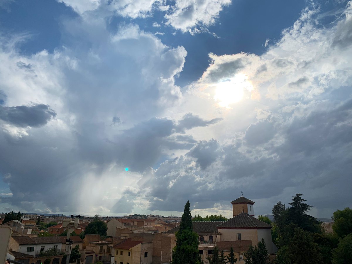 Granada_Meteo's tweet photo. Algunas de las imágenes de hoy en Granada de las que hacia mucho que no disfrutábamos @MeteoChatSE @MeteoSE @Andalmet @meteo_v @SomosMeteo @Asvogra @anamaria190977 @javioru @ecazatormentas @MeteoCanalSur @meteocastuera @MeteoCanalSur @tiempobrasero @RosaliaFdz @Asvogra https://t.co/yVtQtgJWWR