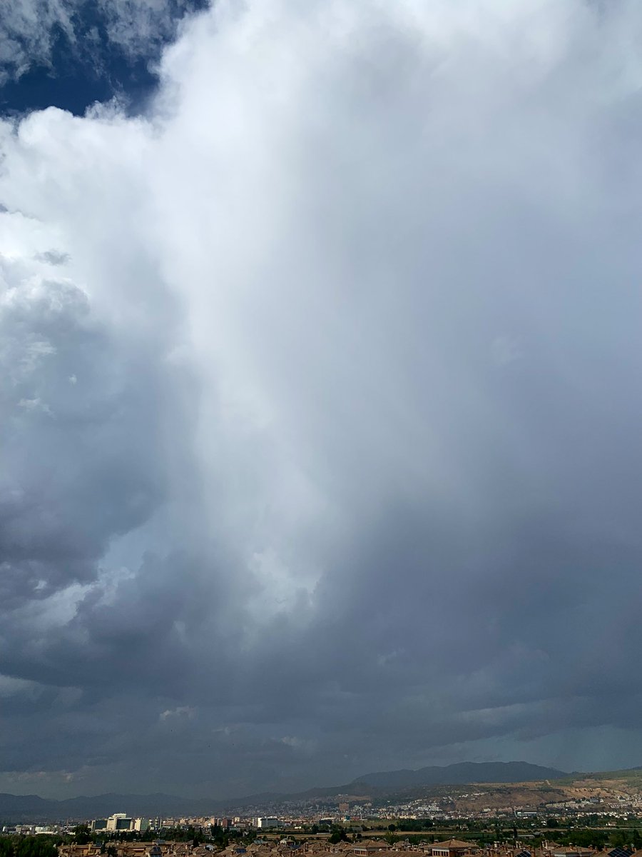 Granada_Meteo's tweet photo. Algunas de las imágenes de hoy en Granada de las que hacia mucho que no disfrutábamos @MeteoChatSE @MeteoSE @Andalmet @meteo_v @SomosMeteo @Asvogra @anamaria190977 @javioru @ecazatormentas @MeteoCanalSur @meteocastuera @MeteoCanalSur @tiempobrasero @RosaliaFdz @Asvogra https://t.co/yVtQtgJWWR