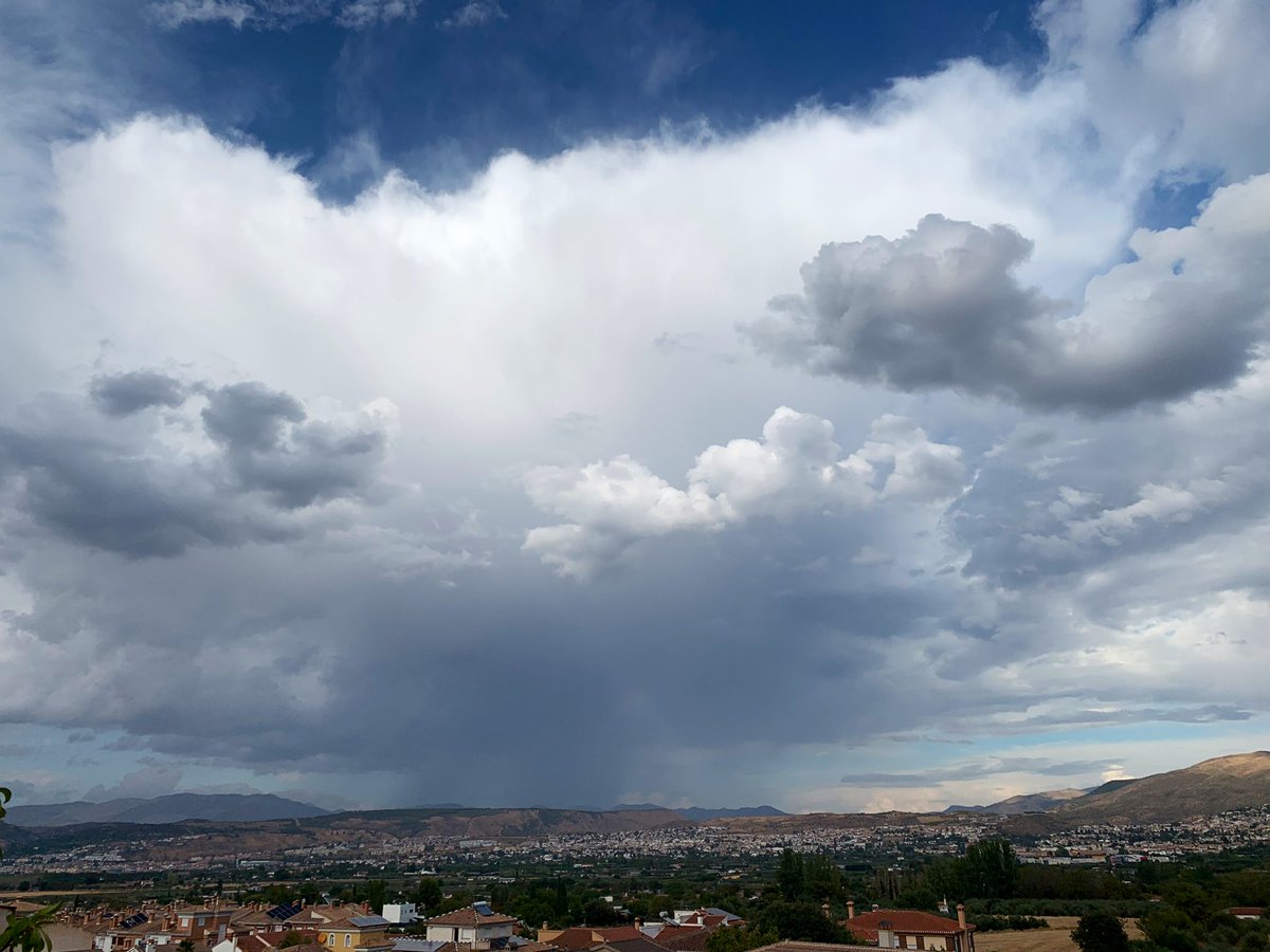 Granada_Meteo's tweet photo. Algunas de las imágenes de hoy en Granada de las que hacia mucho que no disfrutábamos @MeteoChatSE @MeteoSE @Andalmet @meteo_v @SomosMeteo @Asvogra @anamaria190977 @javioru @ecazatormentas @MeteoCanalSur @meteocastuera @MeteoCanalSur @tiempobrasero @RosaliaFdz @Asvogra https://t.co/yVtQtgJWWR