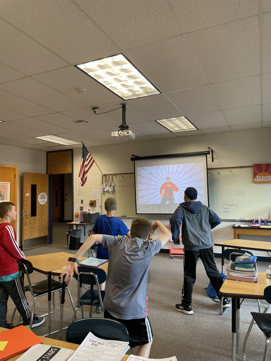 mrsomalley_'s tweet photo. Breaking it down while reviewing our blends &amp; digraphs!👏🏼🕺🏻 @cms_grizzlies https://t.co/p6QhMUhxQt