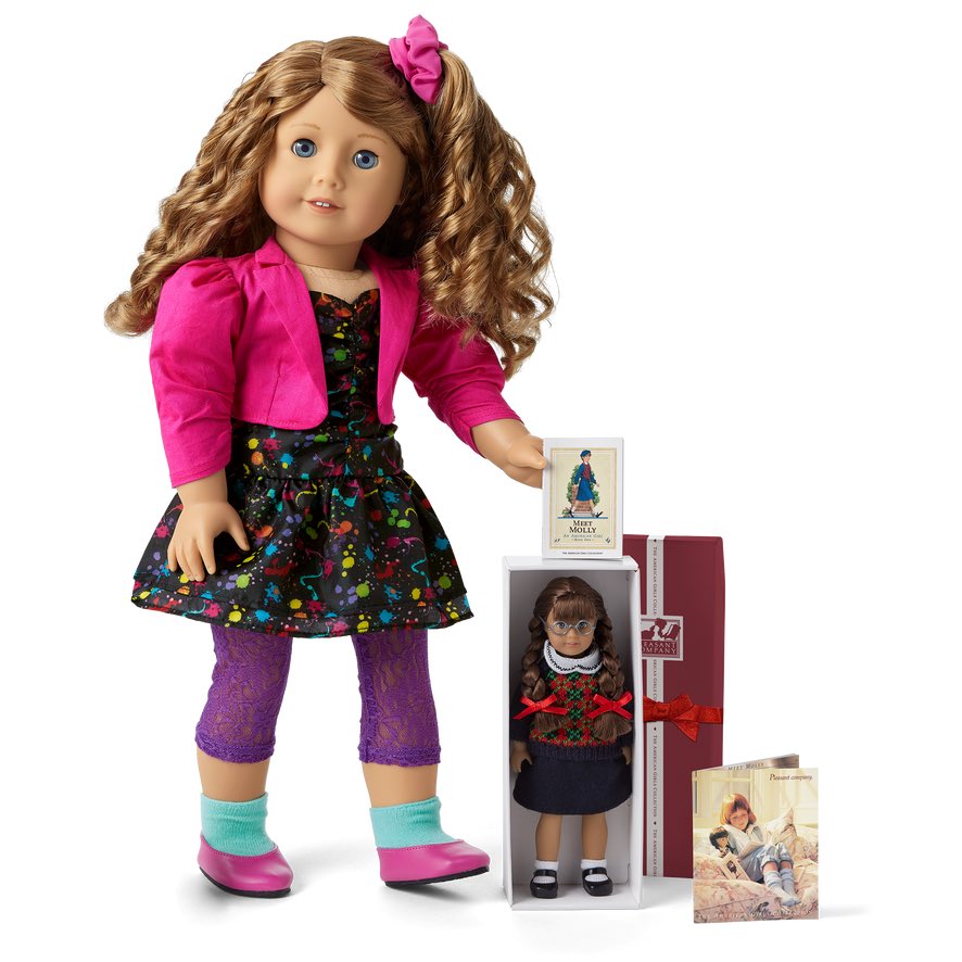 The fact that American Girl doll Courtney (1986) owns a Molly (1944) doll has complicated implications for the American Girl Universe (AGU), and it's about time we unpacked them. 🧵(1/7)