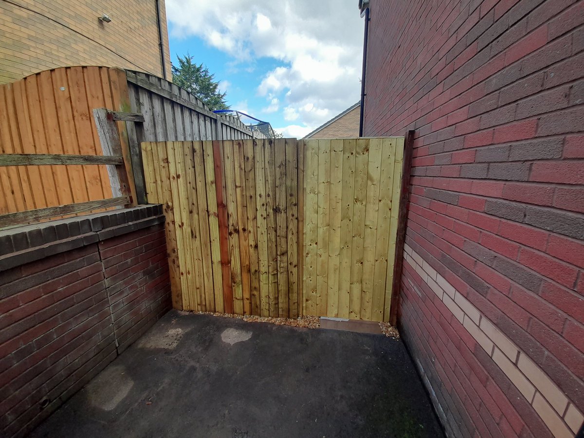 pimcoagl's tweet photo. 20m² of raj green Indian stone paving. In the front we used the same gravel to stone the areas. We finished the job by adding a new front fence and side fence and gate. 
#teampimco #paving
#indianstone #shed #fencing #woodwork #patio #garden #makeover #landscaping https://t.co/sgMxWGFBjR