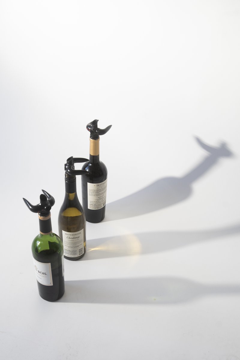 vinloq's tweet photo. The Vinloq Stopper has an elegant aesthetic that will look great in any setting you choose to serve and store your wines. 

$5 OFF Promo ends tomorrow at 11:59 pm EST. Code VINLOQSUMMER5 for Vinloq Full Kit. 

#winelovers #WineWednesday #wine #vino #winetech #winetasting #winenot https://t.co/RehfaWZ58P