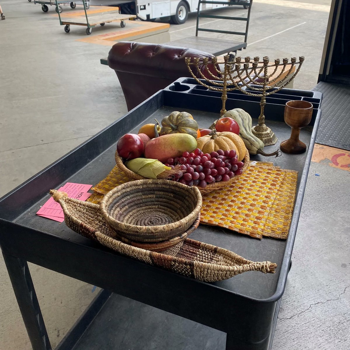 UniStudiosLot's tweet image. Looks like this crew of #setdecorators had a successful visit to the Universal Property Department! With these items on the cart, what could the story be?? 🤗

#onthelot #uniproperty #studioservices #productiondesign