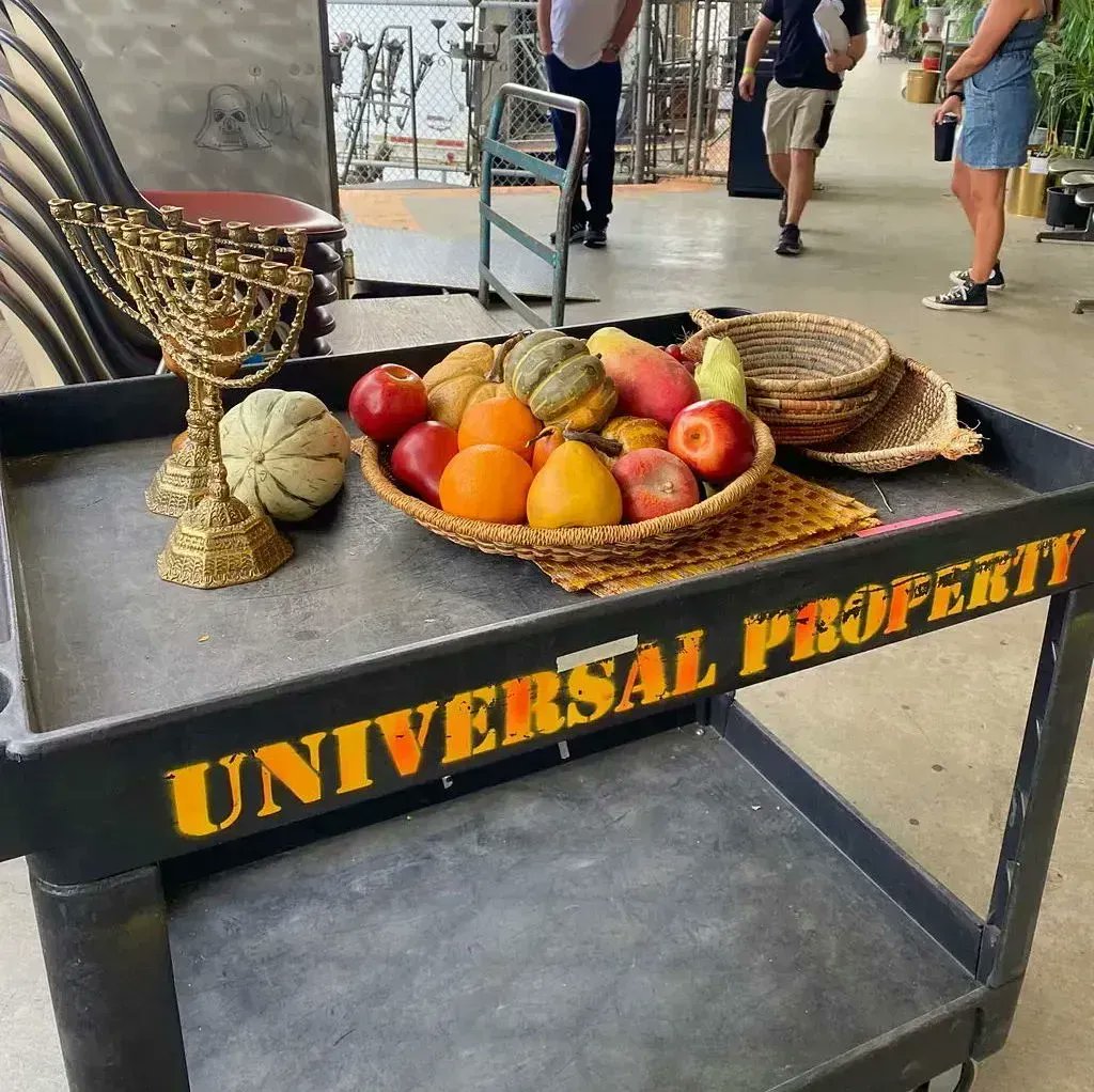 UniStudiosLot's tweet image. Looks like this crew of #setdecorators had a successful visit to the Universal Property Department! With these items on the cart, what could the story be?? 🤗

#onthelot #uniproperty #studioservices #productiondesign