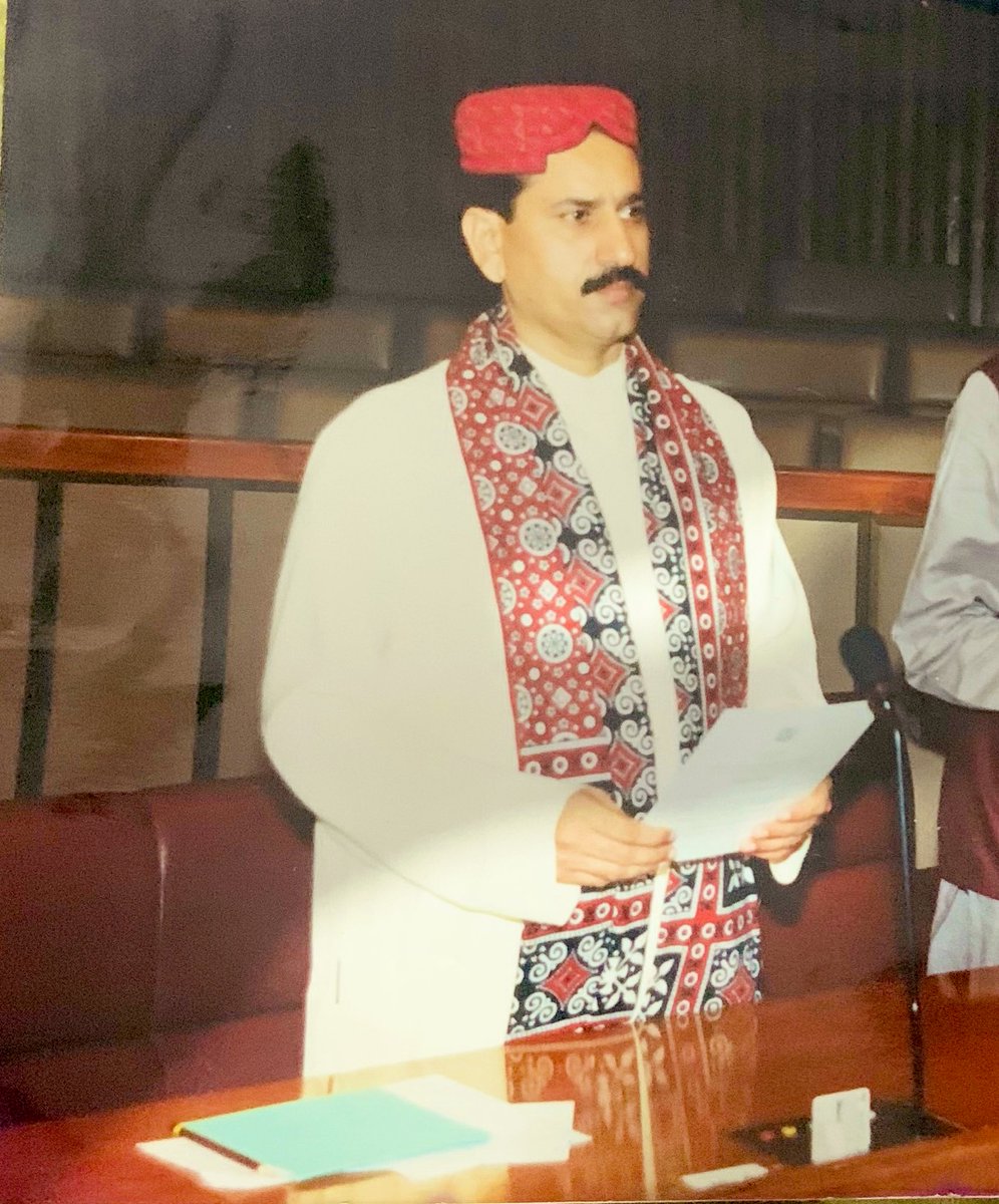 PanhwarMohsin's tweet photo. 23دن گزرگئے نثار پنہورکو غیر قانونی قید میں رکھا ہواہے سندھ رینجرز اور خفیہ ادارےاتنے تاقتور ہیں کہ انسے کوئ سوال پوچھنے کو تیار نہیں،ہائ کورٹ بھی انکے آگے بہ بس ہے،دہشتگرد آپ کا روائیا بناتا ہے،تم ہمارے دلوں میں نفرت کے بیج بوتے ہو،ردعمل کے ذمہ داربھی تم ہوگے
#RescueNisarPanhwar https://t.co/dj60592YwB