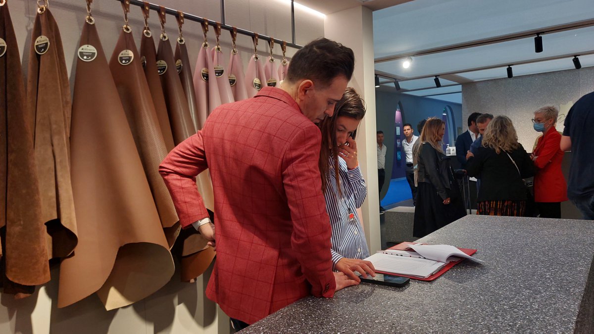 FieraMilanoSpa's tweet photo. #Lineapelle si conferma punto d’incontro commerciale e stilistico di riferimento per la filiera internazionale di #moda #lusso e #design. Sono oltre 1.100 gli espositori presenti a #FieraMilano. #2022infiera #connect2025 #Finallytogether @lineapellefair https://t.co/sKoCRAzFLW