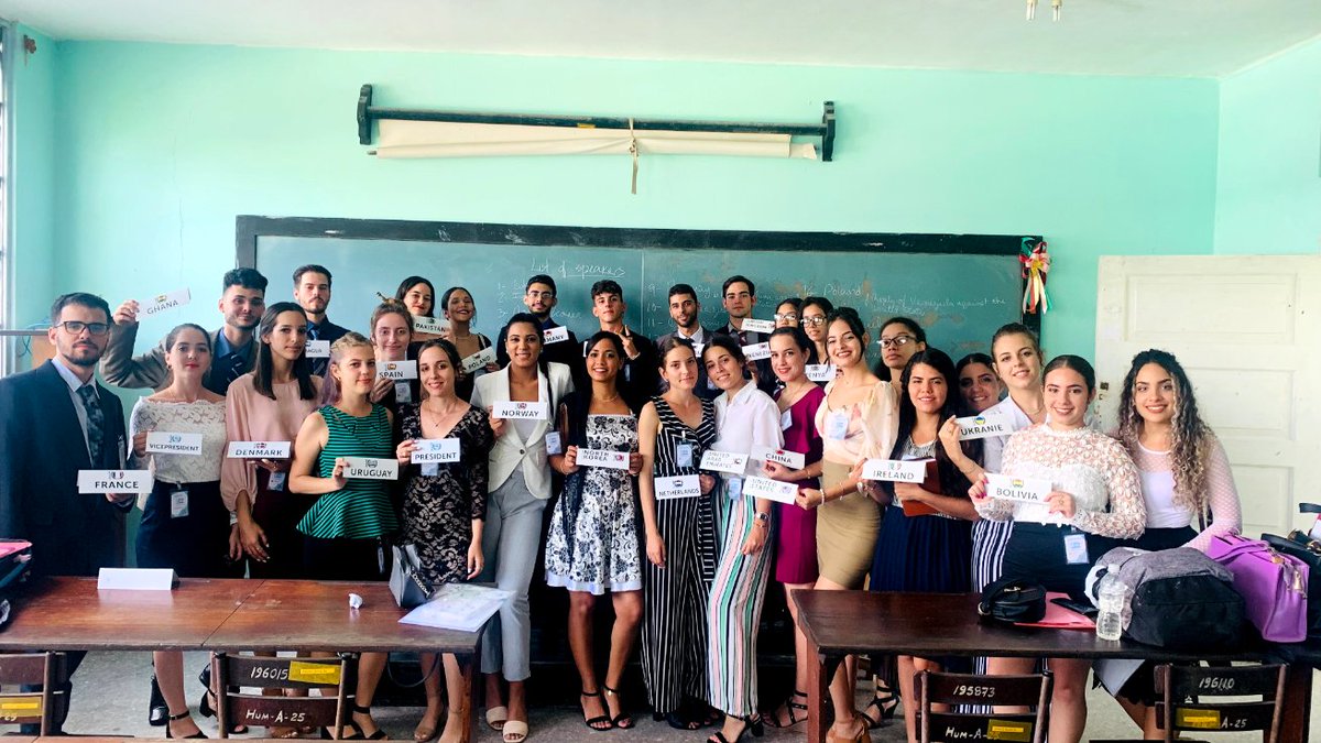 Hoy comenzó a sesionar la comisión en inglés representando a la UNESCO🏛️ en el modelo #ORBIS2022 de la #UCLVnuestra. El tema fue "Access to information and Fundamental freedoms". Sin dudas un espacio ideal para promover el #MultiLateralismo. 🤓