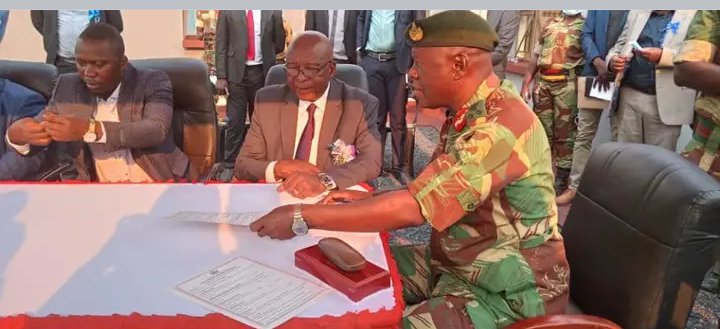 WashingtonMawi5's tweet photo. The Minister of state for Midlands Province Cde Larry Mavhima with ZNA officials Officially Opened a newly constructed Sherwood Clinic which was built by the Zimbabwe National Army with funds from Zim Gvt in partnership with a local mining company Gransharp Enterprises.
#EDWORKS https://t.co/jnsTb9Kudm