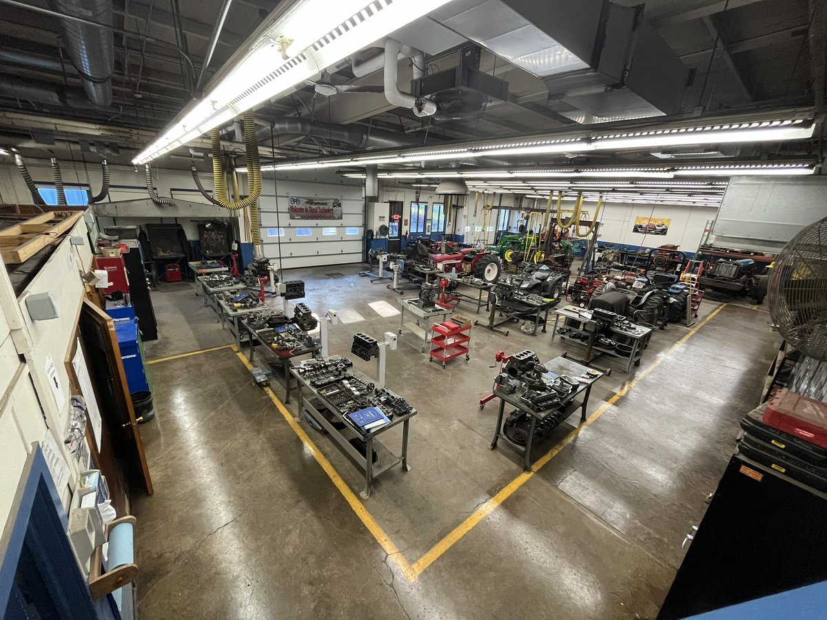 fltccDT's tweet photo. My favorite time of year the shop full of students and torn apart engines https://t.co/mpQhFz67ZQ