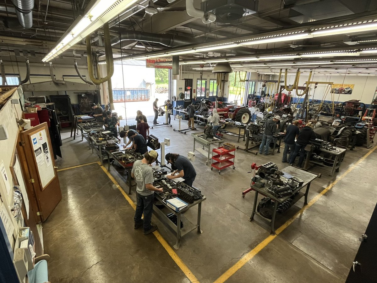 fltccDT's tweet photo. My favorite time of year the shop full of students and torn apart engines https://t.co/mpQhFz67ZQ