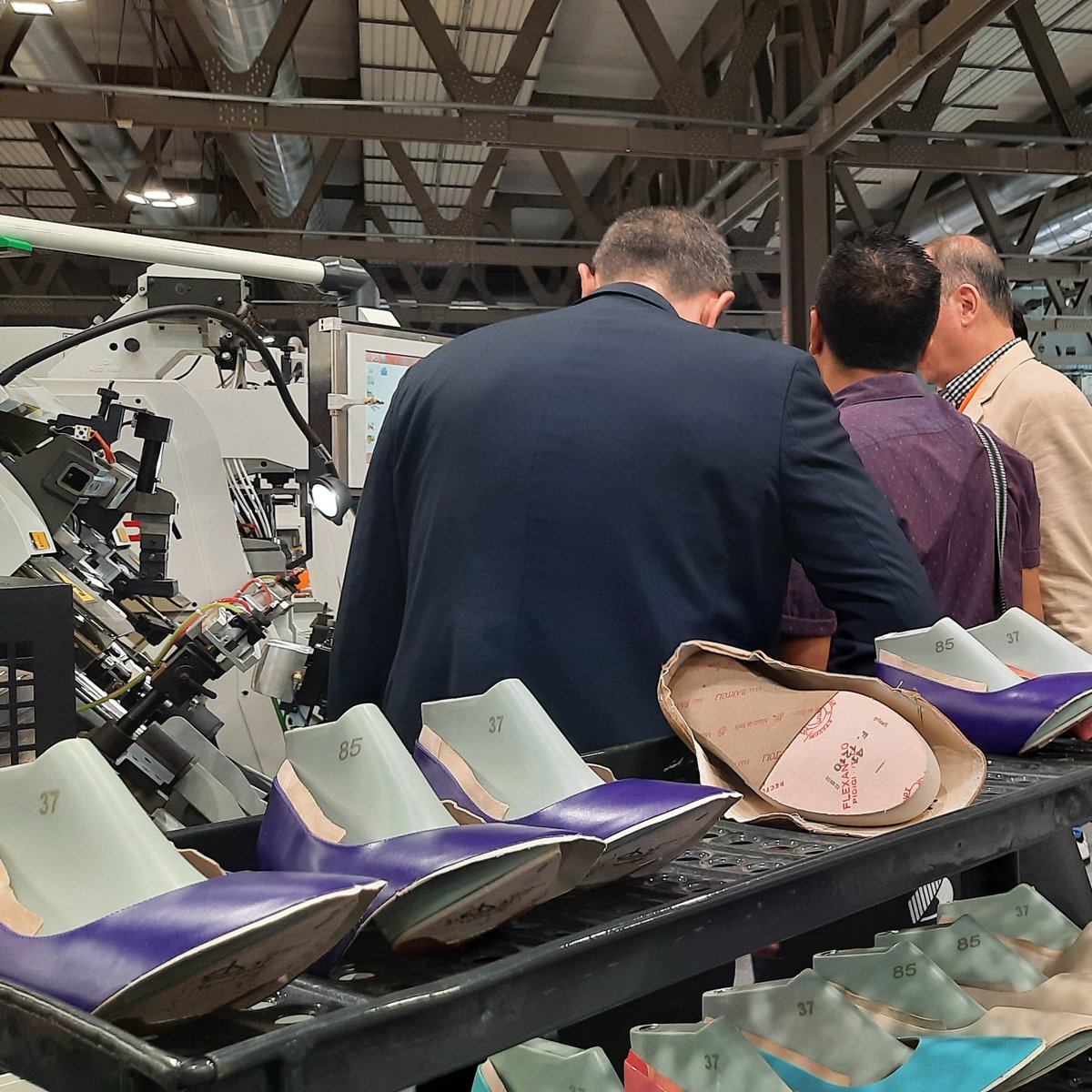 FieraMilanoSpa's tweet photo. #SimacTanningTech manifestazione leader di settore a livello internazionale, unica a prevedere la presenza fisica anche di macchinari e tecnologie per le industrie di riferimento - accessori moda, calzaturiera, conciaria e pellettiera. A #FieraMilano. #2022infiera https://t.co/RR5FaQRQAn