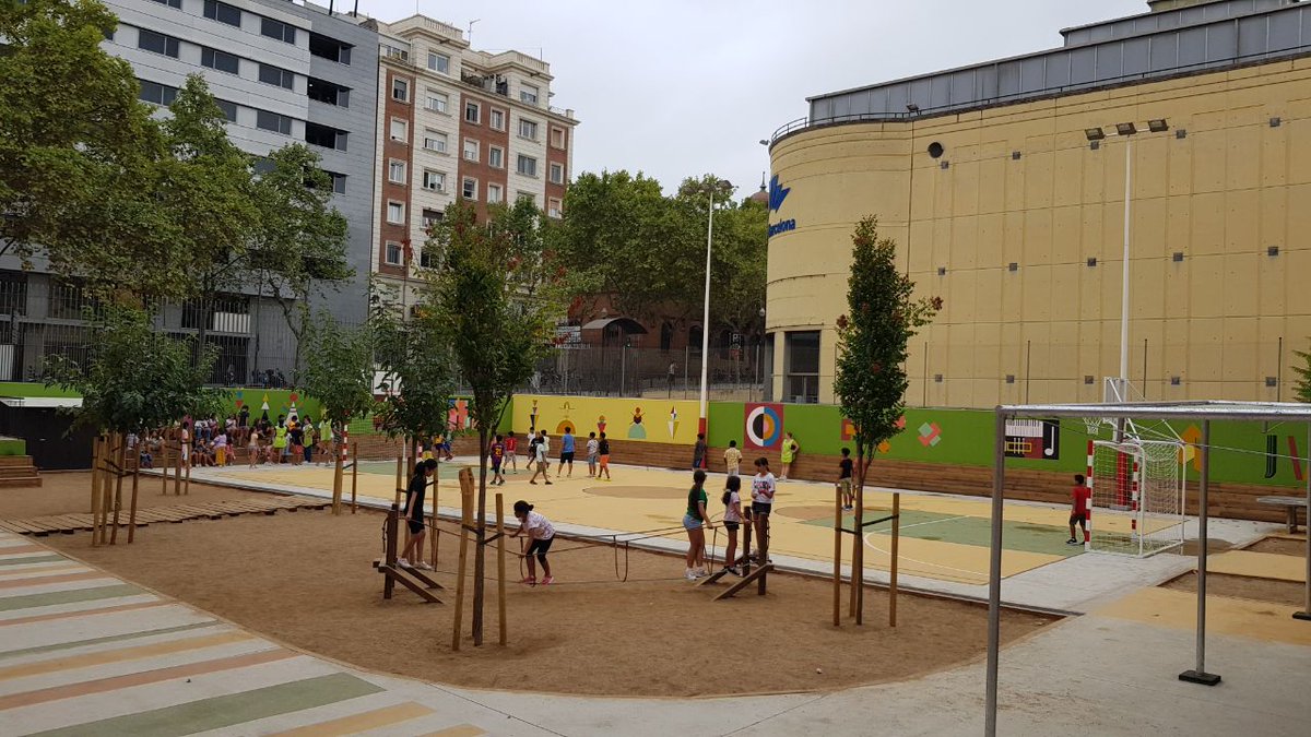 sants3radio's tweet photo. L’Escola Jacint Verdaguer del #PobleSec comença el curs estrenant un nou pati exterior. Al #SantsMontjuïcAlDia entrevistem a l'@annaravalnet, directora de @mcintoverdaguer, que ens explica les diferents àrees de joc i l'espai verd amb que compten.🌳🛝

📻https://t.co/rZiZddXjUD https://t.co/qXjsXKtYip