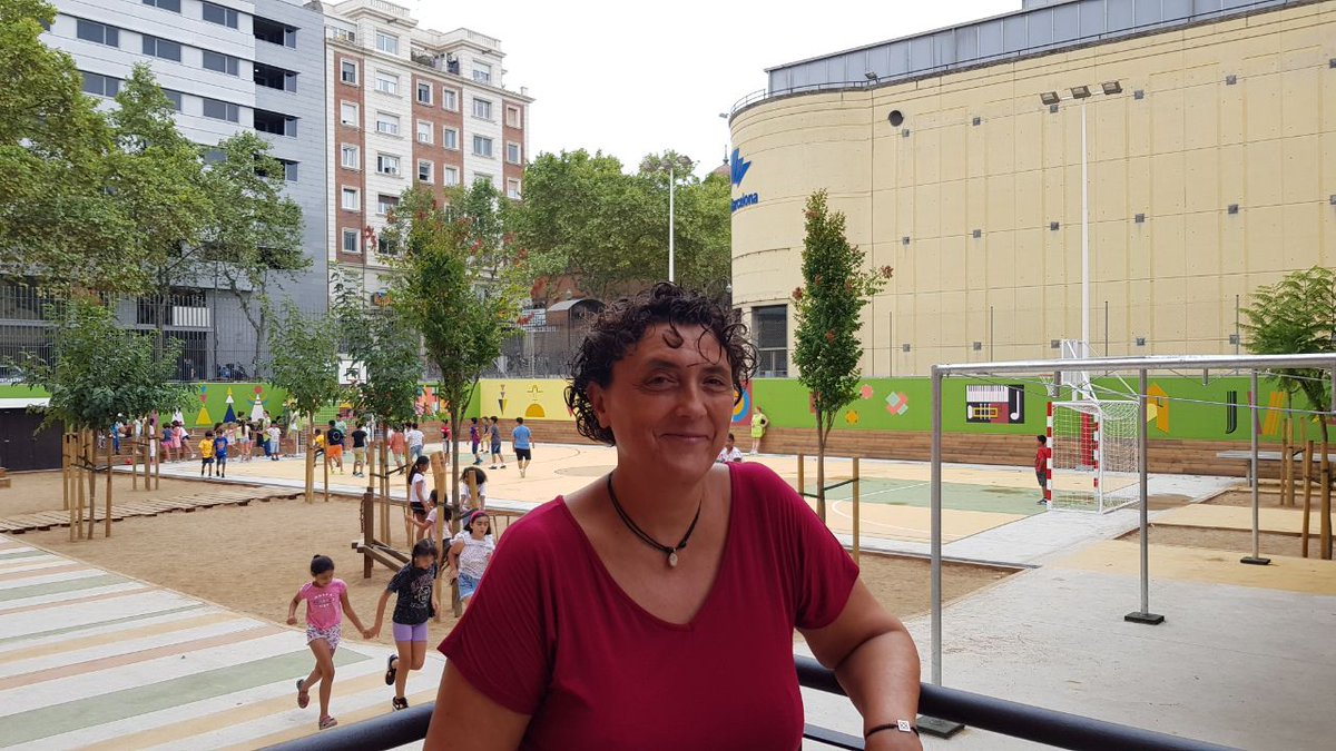 sants3radio's tweet photo. L’Escola Jacint Verdaguer del #PobleSec comença el curs estrenant un nou pati exterior. Al #SantsMontjuïcAlDia entrevistem a l'@annaravalnet, directora de @mcintoverdaguer, que ens explica les diferents àrees de joc i l'espai verd amb que compten.🌳🛝

📻https://t.co/rZiZddXjUD https://t.co/qXjsXKtYip