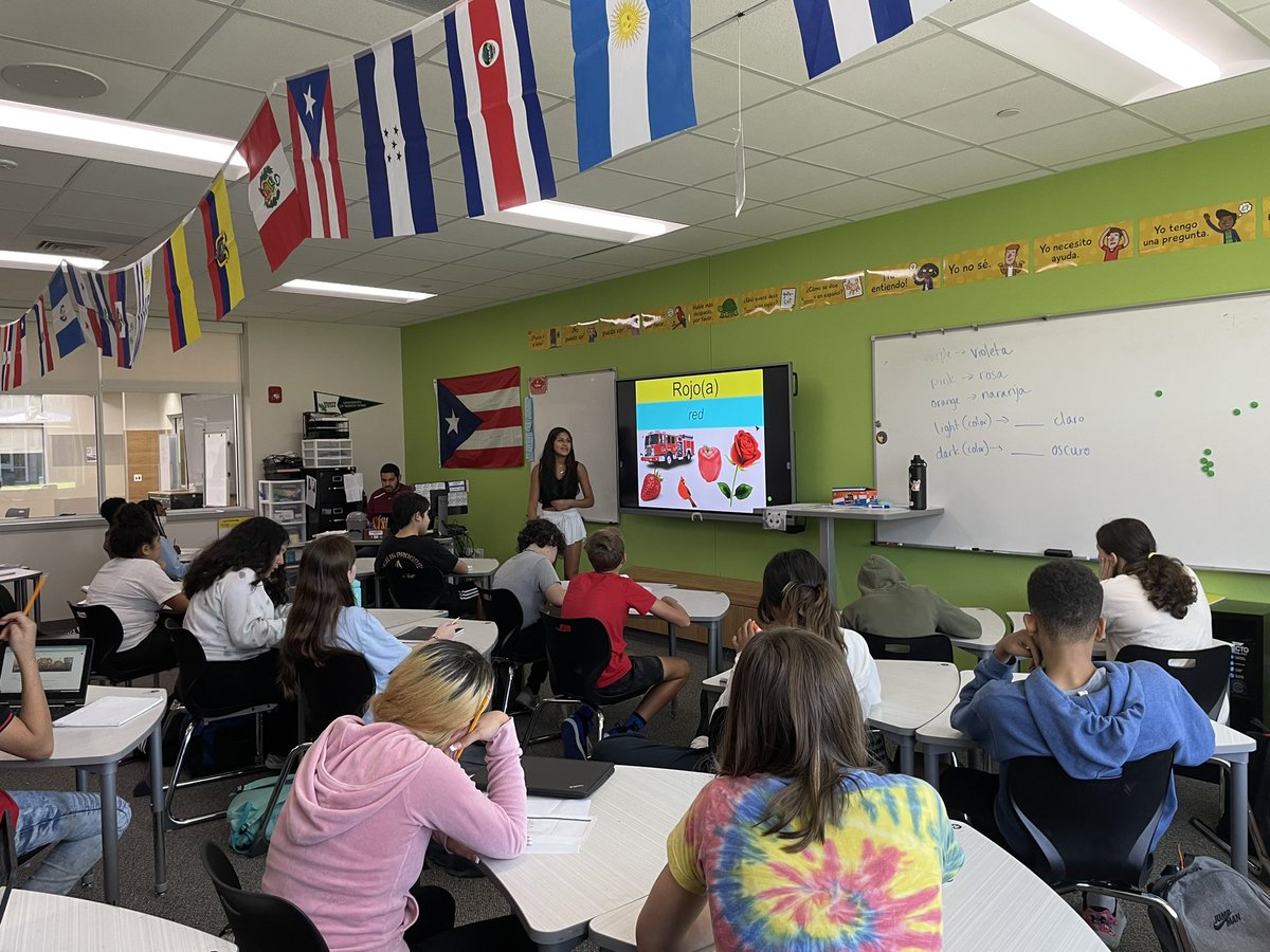 KollerTX's tweet photo. Senora Flores paused from her life as a @DanielsonMiddle 8th Grader to co-teach Senor DeJesus’ Spanish I class to provide a lesson from a Venezuelan perspective when learning colores. #LiveSDMS https://t.co/HWpv4DofPH