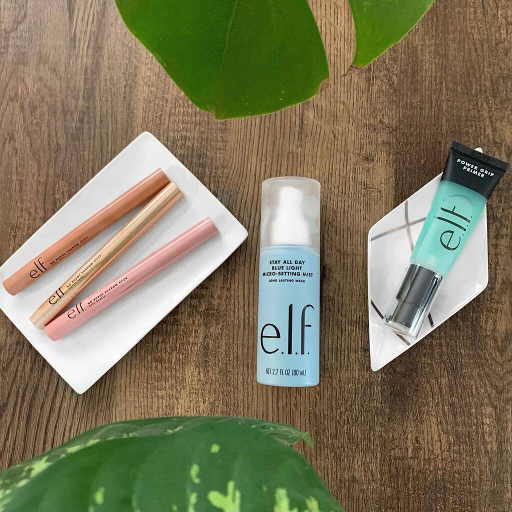 Mes nouvelles découvertes de <a href="/elfcosmetics/">e.l.f. Cosmetics</a> que j’ai ajouté à ma routine maquillage 😍
En plus, c’est à petit prix ! 😃
J’aime tellement les “shadow sticks” pour un maquillage rapido, je pense m’en procurer dans d’autres couleurs 😅
Pour le primer, je me… instagr.am/p/CiyB3tfp26x/