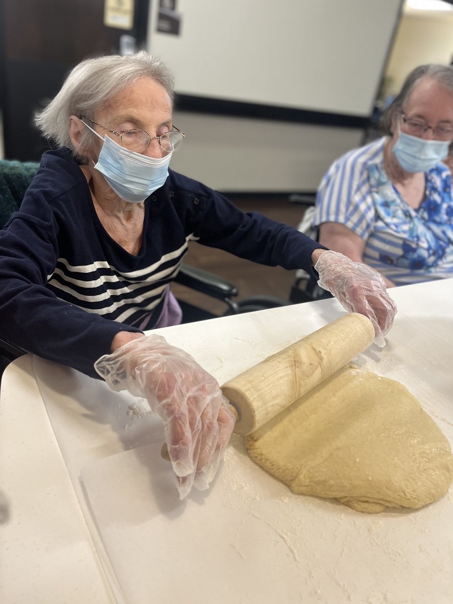 WillowsatFF's tweet photo. Our Social Services Director shared her homemade cinnamon roll recipe with our cooking club.  We had a great time and even made us think about all the meals we use to bake for our families. 🧑‍🍳⏲ https://t.co/G3TIZoO8vW