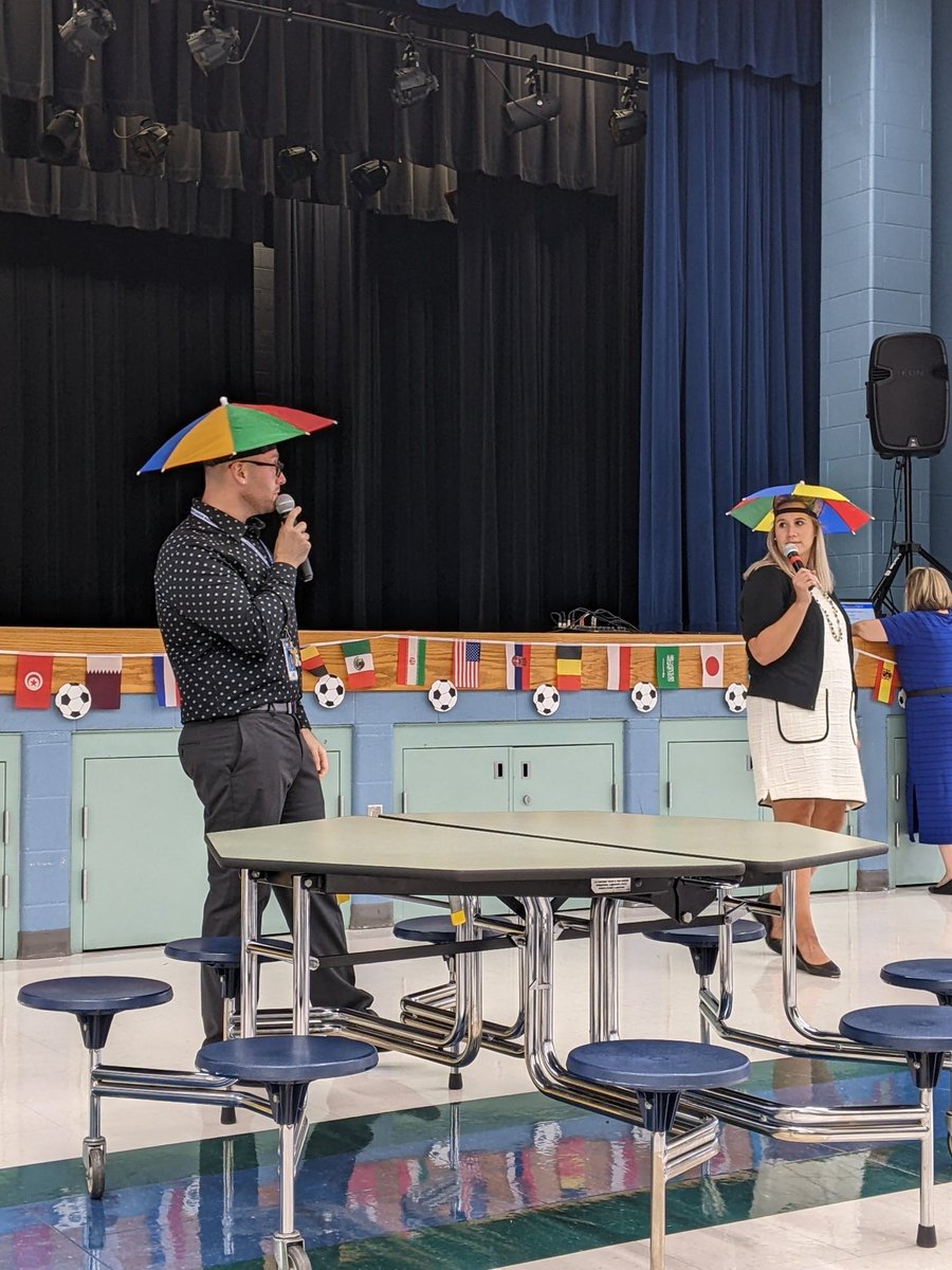 DanaWeberID's tweet image. How awesome are the @D33Leman Assistant Principals? @DrChristieLMS @MrHugelier MTSS is the Umbrella of all our systems. Love it! #MTSS #Umbrellas #ignightlms