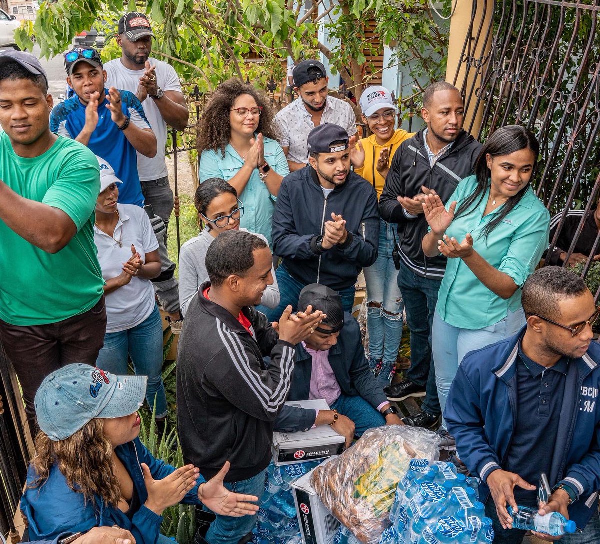CarlosValdezRD's tweet photo. Nuestro mayor compromiso como generación debe ser la de servir y así lo hicimos sentir como @jrm_oficial, llevando esperanza a los herman@s de las provincias La Altagracia, El Seibo y Hato Mayor. 

Seguimos juntos, sin bajarle. Por nuestra generación y el país. ¡Vamos! https://t.co/hkFkqleFwg