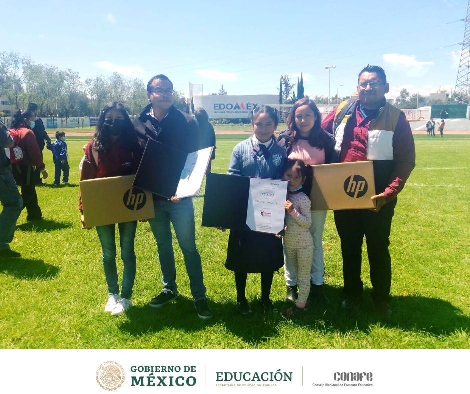 conafe_edomx's tweet photo. 📌Estudiantes ganadores del #ConafeEdoMéx en la Olimpiada del Conocimiento Infantil 2022, Lesly Noemí González, Diego González y Silvana Flores recibieron hoy becas y estímulos, acompañados por nuestra Coordinadora Territorial, @BereOlmoss. ¡Enhorabuena! 👏🥇📝📚
#OrgulloConafe https://t.co/pv57qE3386