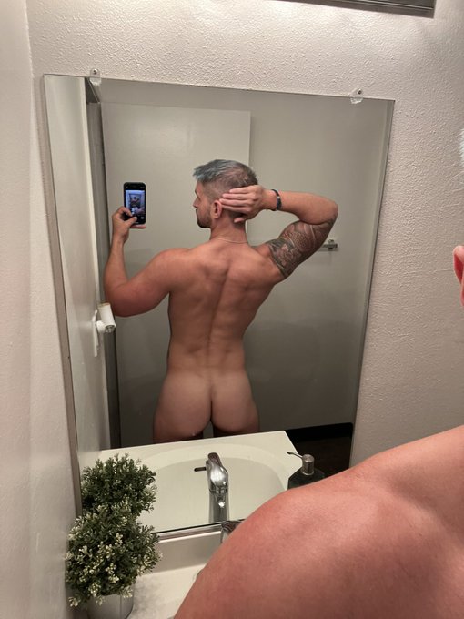 2 pic. Love how a fresh haircut feels ????♂?? https://t.co/q3GgpBKjNh