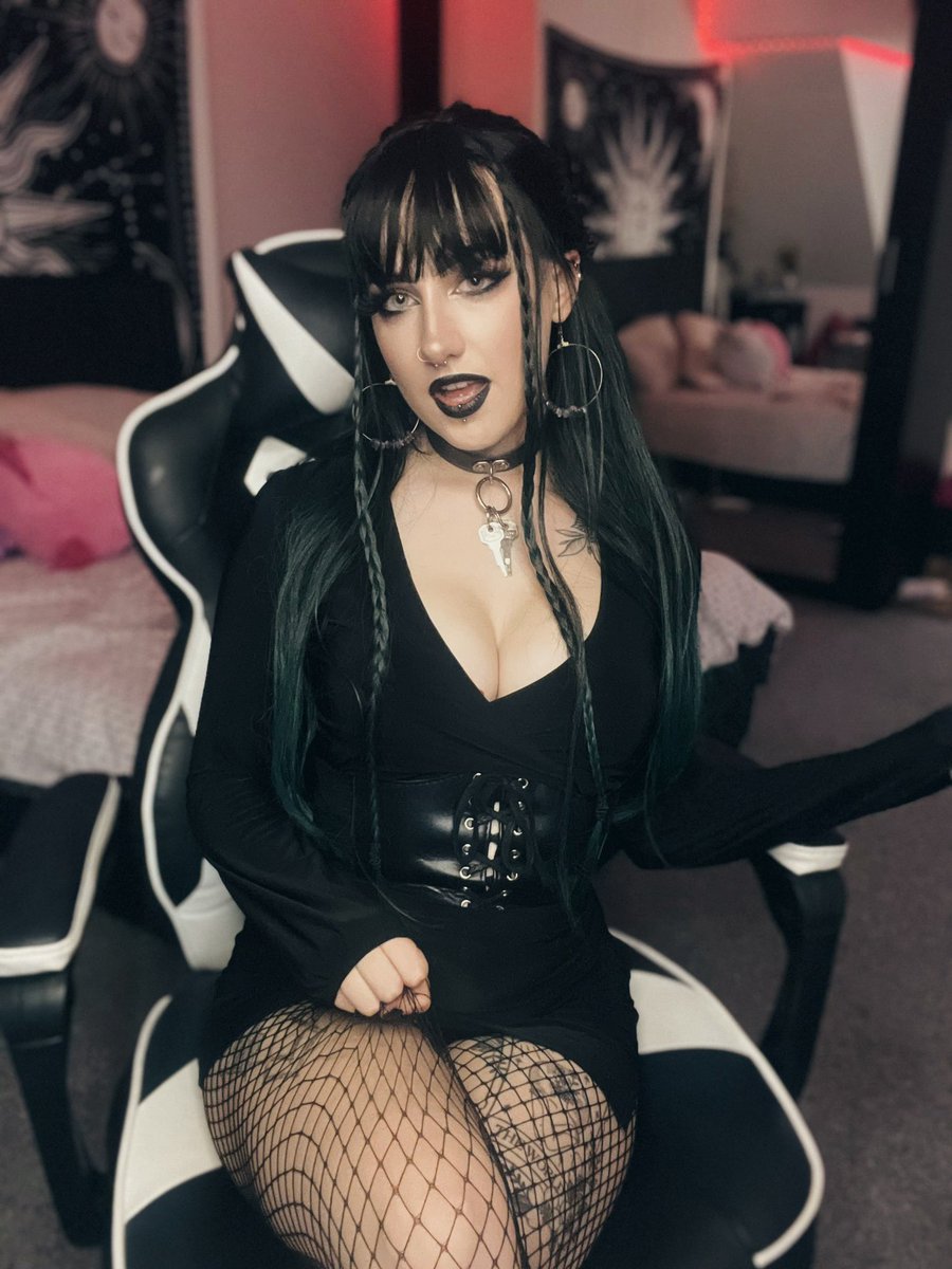 IVY on Twitter: "Anyone looking for a big titty goth mommy? 🕷🖤"