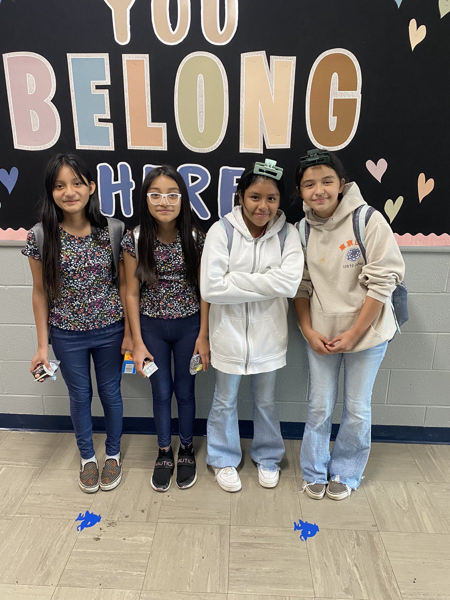 msmclean270's tweet photo. Seeing double @Warren_Elem for book fair week! #twinday https://t.co/XQAKhxrCRO