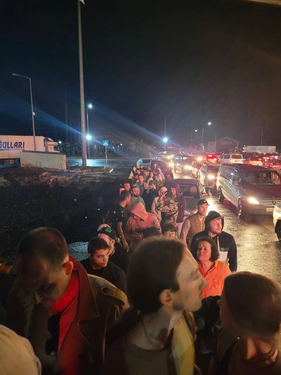 NewsDayMundo's tweet photo. 🇷🇺 | LO ÚLTIMO: Enormes colas en la frontera entre Rusia y Georgia esta noche. Los rusos están tratando de escapar masivamente después del llamado de movilización de Putin. https://t.co/uRced3B7Jr