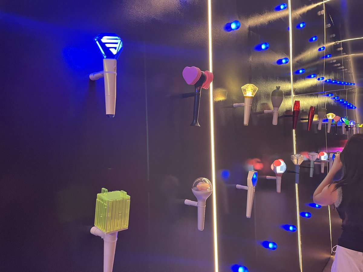 can you spot your fav’s lightstick? 🥰 #hallyuthekoreanwave
