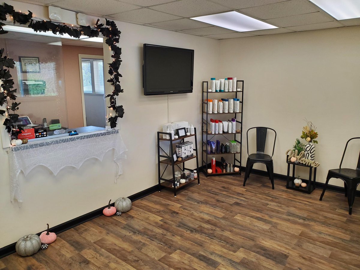 HaloSalonandHa1's tweet photo. #Seasons are changing again!  The #salon is ready to go!

#WelcomeFall #Autumn #Fall #FallYall #AutumnalEquinox #AutumnNights
#HaloSalon #HaloSalonGreensburgPA #Greensburg #Norwin #Irwin #Jeannette #Ligonier #Youngwood #NewStanton #Hunker #Hempfield #Murrysville #Westmoreland https://t.co/ciKADkqKbz