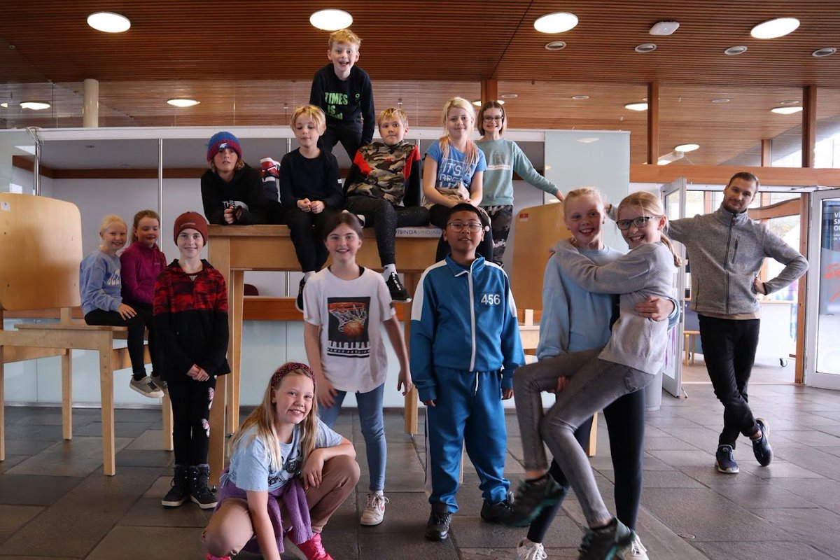 visindasmidjan's tweet photo. Móttaka skólahópa í Vísindasmiðjunni hófst í vikunni. Frábært að fá svona hressa krakka í heimsókn.
„Má búa hérna?“ -Gestur í Vísindasmiðjunni
Skráning skólahópa fer fram hér: https://t.co/r6CWvXCDRp https://t.co/MBKGSEjmZP