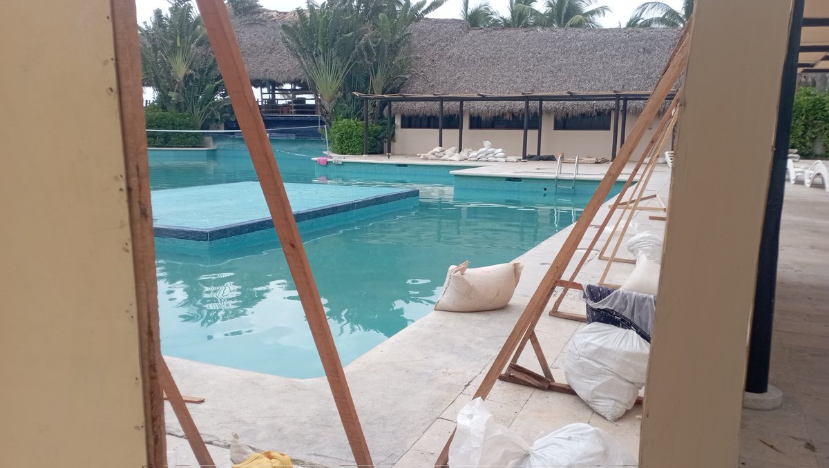 lsgv82's tweet photo. @ParkRoyalHotels @ParkRoyalIxt @Profeco @lopezdoriga @lopezobrador_ no es posible que una cadena hotelera salga con semejante falta de respeto hacia los huéspedes. No se puede hacer uso de las albercas ya que están en mantenimiento desde el lunes 19 sino es que antes. https://t.co/4lXrbJOco7