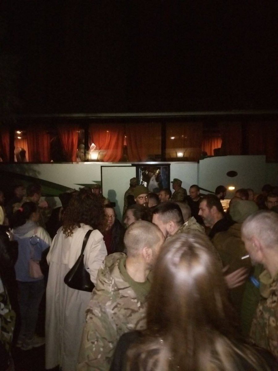 kardinal691's tweet photo. #UKRAINE
#Ukraine exchanged many of its heroes today!!
They are already home!!
🇺🇦🇺🇦
Telegram | Facebook | Twitter
Send news/Photo/Video
⬇️⬇️⬇️
@mysiagin_chat
#ukraine #putinputain #putinisamasskiller #putinisawarcriminal #russiansoldiersrape #pedoputin https://t.co/FUq1ct7ejB