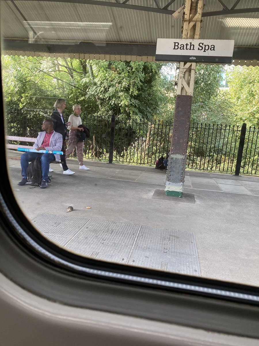 April2Rose's tweet image. Saw this little thing on the platform at Bath Spa station earlier while we were pulled in. Having a quick snack before the long commute home! @GWRHelp